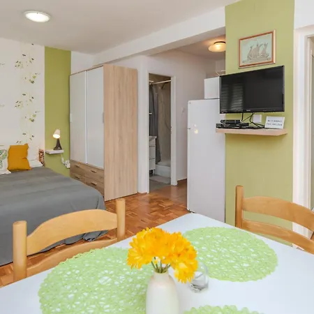 1 Bedroom Cozy In *